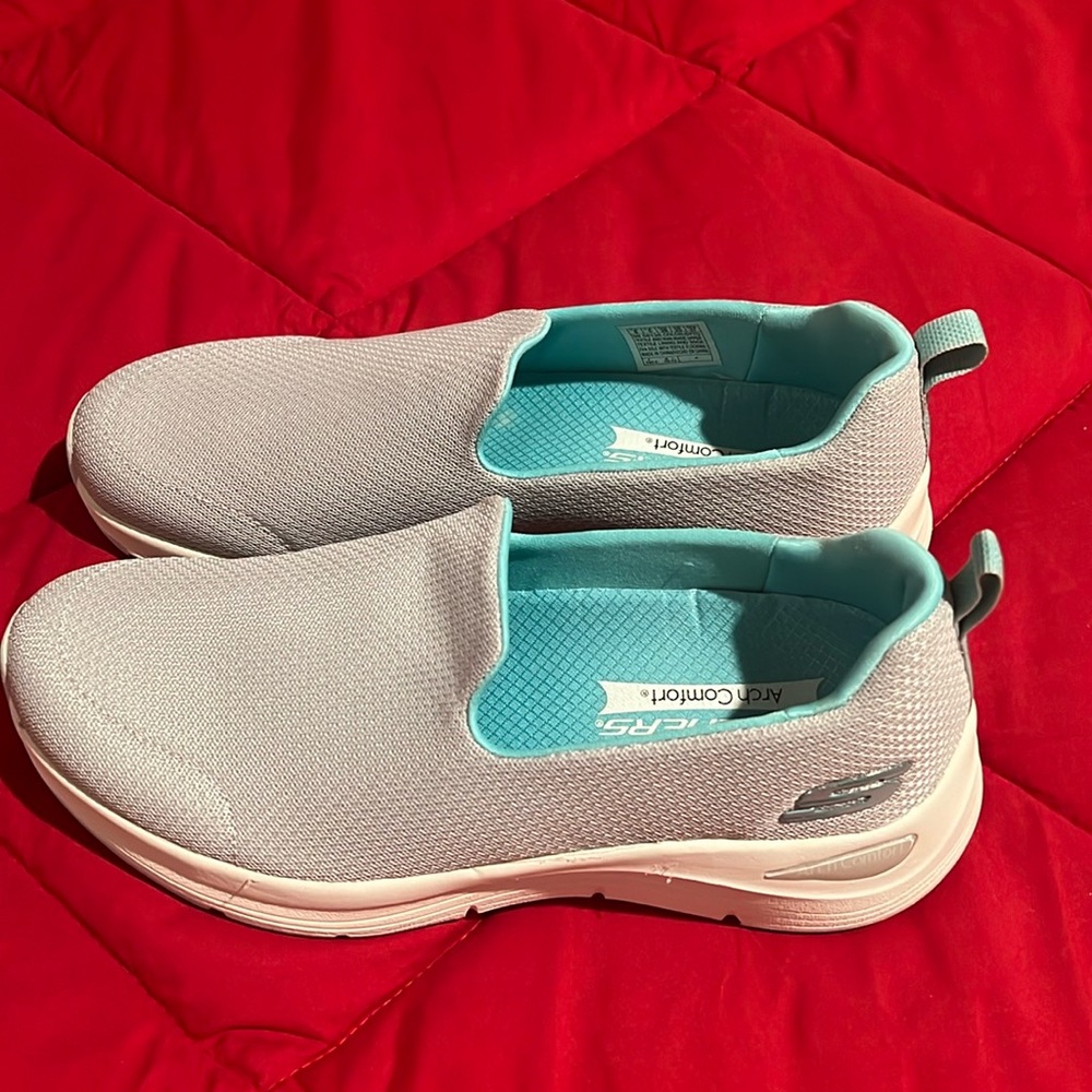 Skechers arch comfort slip on. EUC